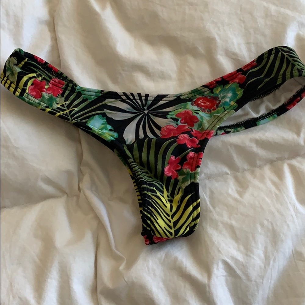 Tropical minimal coverage bikini